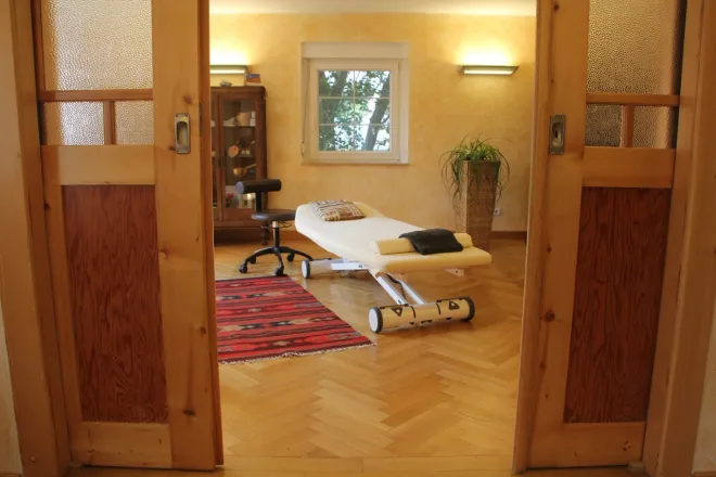 Moderner und heller Behandlungsraum